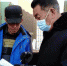 大营村网格员陈俊刚（右）到包户进行疫情排查。 李沫霖 摄 - 中国新闻社河北分社