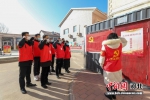 图为固安县委组织部临时党支部党员面对党旗宣誓。 门丛硕 摄 - 中国新闻社河北分社