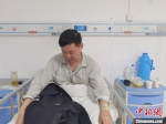 图为躺在医院病床上的崔颢，想早日回到岗位。　李洋 摄 - 中国新闻社河北分社