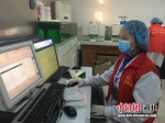 宋琼正在收集整理疫情防控检验结果。 杨瀰 摄 - 中国新闻社河北分社