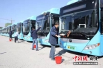 图为公交公司工作人员对车辆进行清洗消毒。 门丛硕 摄 - 中国新闻社河北分社