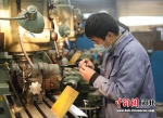 图为京南•固安高新区新兴园一家企业车间，工人正在加工零部件。 门丛硕 摄 - 中国新闻社河北分社
