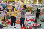 玩具店员工正通过直播向粉丝推荐热卖商品。 冯云 摄 - 中国新闻社河北分社
