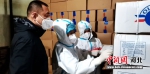 工作人员对冷链食品进行核酸检测。 安文英 摄 - 中国新闻社河北分社