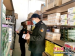 执法人员在检查药品 。 安文英 摄 - 中国新闻社河北分社