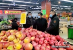 市场监管部门督查超市食品价格。 安文英 摄 - 中国新闻社河北分社