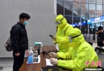 图为进入雄安站的旅客正在出示7日内核酸检测阴性证明、健康码和行程码。　韩冰 摄 - 中国新闻社河北分社