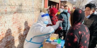 医护人员正在为村民做核酸检测。 高阳援藁城核酸采样队供图 - 中国新闻社河北分社