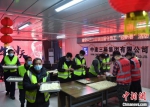 选择就地过年的雄安建设者们在包饺子。　韩冰 摄 - 中国新闻社河北分社