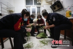 图为年轻民警与高妈妈一起摘韭菜。 供图 - 中国新闻社河北分社