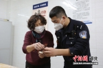 图为年轻民警向高妈妈请教包饺子。 供图 - 中国新闻社河北分社