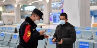 雄安站派出所民警在站内巡查。　韩冰 摄 - 中国新闻社河北分社