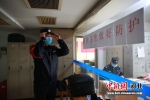 图为栗孝鑫在乘警支队出退乘值班室整理着装。 供图 - 中国新闻社河北分社