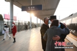 图为栗孝鑫在站台与父母拥抱。 供图 - 中国新闻社河北分社