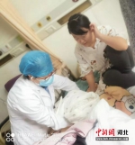 医护人员正在教授新生妈妈护理技能。 庞玲茹 摄 - 中国新闻社河北分社