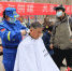涿州社会公益组织为市民提供爱心义剪服务。 张超 摄 - 中国新闻社河北分社