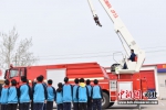学生参观高喷消防车。 景伊南 摄 - 中国新闻社河北分社