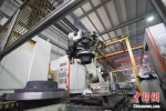 资料图：一家汽车配件厂的机器人正在作业。 中新社记者 张云 摄 - 中国新闻社河北分社