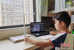 一小学生在家中通过平板电脑收看直播上数学课。(资料图片)中新社记者 翟羽佳 摄 - 中国新闻社河北分社