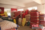 供销社工作人员在检查化肥存量。 张博 摄 - 中国新闻社河北分社