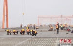 工人正在全力加速建设 河北高速集团 摄 - 中国新闻社河北分社