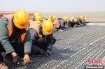工人正在全力加速建设 河北高速集团 摄 - 中国新闻社河北分社