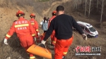 消防救援人员抬被困者下山。 消防供图 - 中国新闻社河北分社