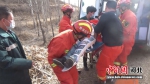 小伙被抬上救护车。 消防供图 - 中国新闻社河北分社