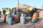消防员将煤气罐搬到空旷处。承德市消防支队 - 中国新闻社河北分社