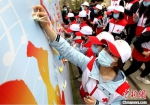 与会人员自发折叠千纸鹤，用纸鹤寄托哀思。　河北省红十字会供图 - 中国新闻社河北分社