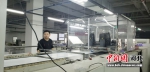 图为园区的印刷包装企业员工正在操作电子喷码机。 徐巧明 摄 - 中国新闻社河北分社