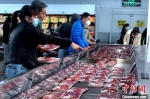 资料图：福州市民在超市购买猪肉。 中新社记者 王东明 摄 - 中国新闻社河北分社