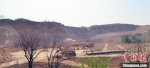 图为正在施工的矿山迹地生态修复治理现场。　吕子豪 摄 - 中国新闻社河北分社