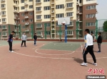 6位同学一起打篮球 赵丹媚 摄 - 中国新闻社河北分社