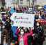 当地时间4月4日，纽约举行反仇恨亚裔大游行，上万民众手持标语在曼哈顿弗利广场集会后，游行穿过布鲁克林大桥至布鲁克林卡德曼广场。 中新社记者 廖攀 摄 - 中国新闻社河北分社