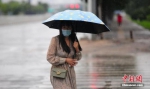 资料图：市民冒雨出行。 中新社记者 于海洋 摄 - 中国新闻社河北分社