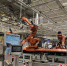 图为焊装车间里机器人正在焊接作业。 赵丹媚 摄 - 中国新闻社河北分社