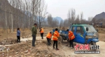 保洁员在清理街道垃圾。 唐县县委宣传部供图 - 中国新闻社河北分社