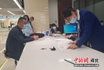 工作人员在核对营业执照。 刘鑫鹏 摄 - 中国新闻社河北分社