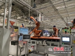 图为焊装车间里的机器人正在焊接作业。 赵丹媚 摄 - 中国新闻社河北分社
