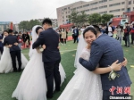集体婚礼现场。　王鹏 摄 - 中国新闻社河北分社
