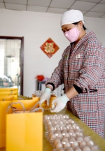 工人在分装新鲜鸽蛋。 供图 - 中国新闻社河北分社