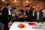 图为嘉宾对烹饪大师献艺名菜争相拍照。 李瑞 摄 - 中国新闻社河北分社