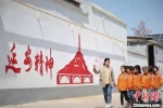 小学生在“党史一条街”看图画学党史。　齐建仓 摄 - 中国新闻社河北分社