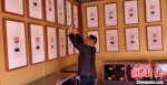 游客在篆体寿字展览前拍照 张桂芹 摄 - 中国新闻社河北分社