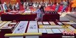 游客在康乾百寿系列展品前参观 张桂芹 摄 - 中国新闻社河北分社