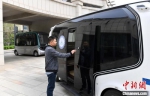 在位于河北雄安新区智绘未来科技园的雄安数字交通实验室里，工作人员正在测试自动驾驶巴士。　韩冰 摄 - 中国新闻社河北分社