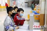 孩子们在平乡县科学技术馆参观体验。 姚友谅 摄 - 中国新闻社河北分社