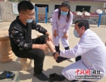 医务人员在为村民提供康复技术服务。 王斌 摄 - 中国新闻社河北分社
