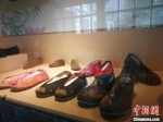刘五代收藏的绣花布鞋。　李晓伟 摄 - 中国新闻社河北分社